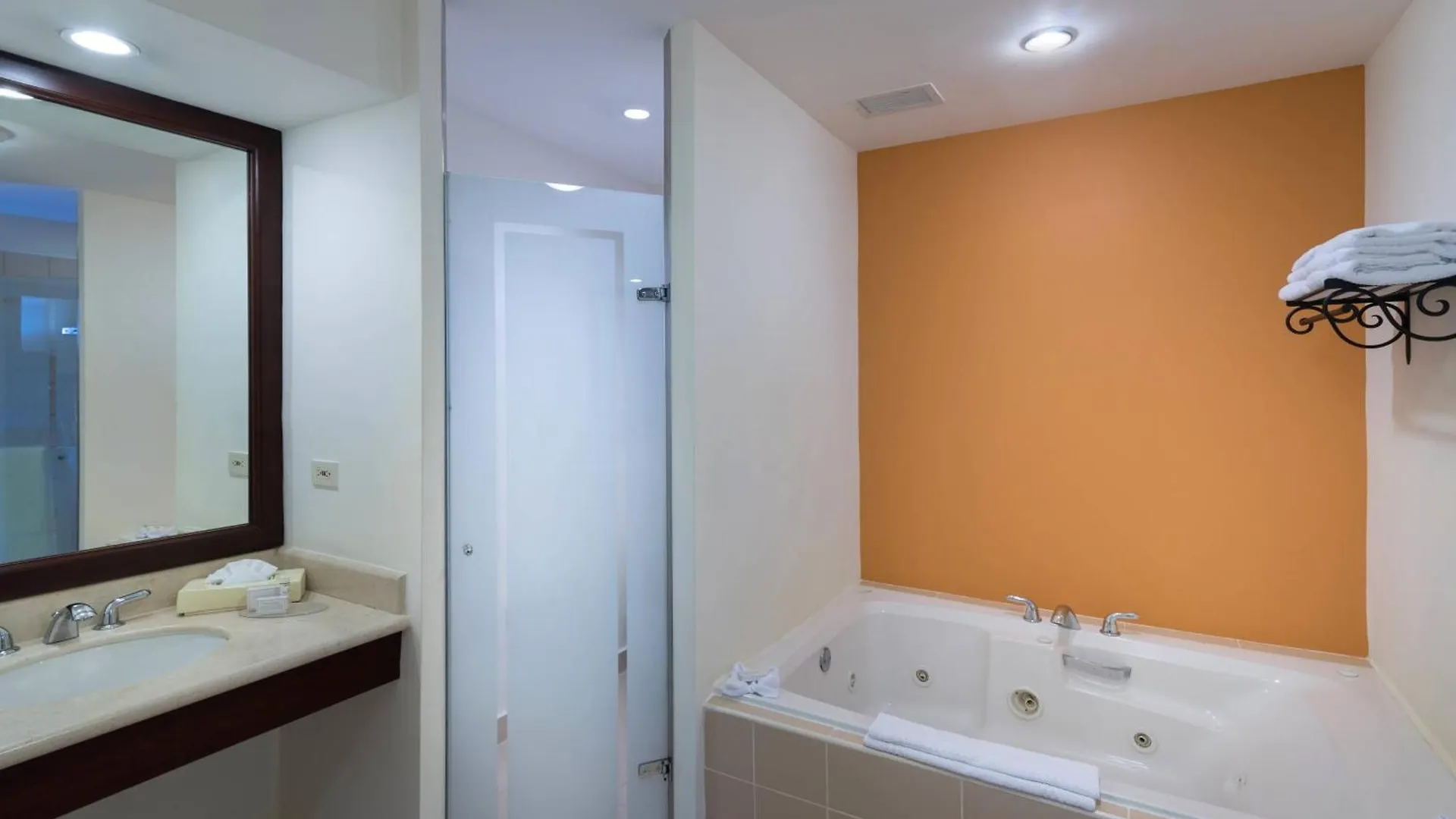 Courtyard By Marriott Santo Domingo Hotel 3*,